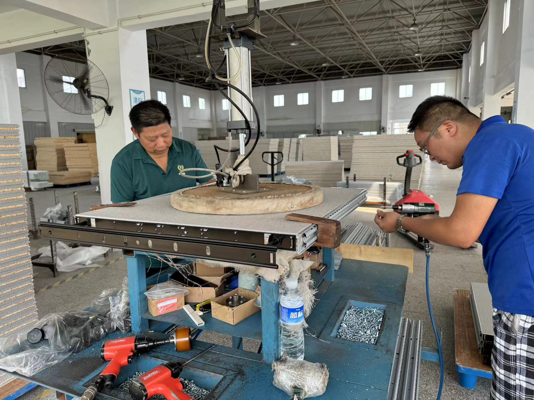 奥美丽每周之星：屏风生产装配车间